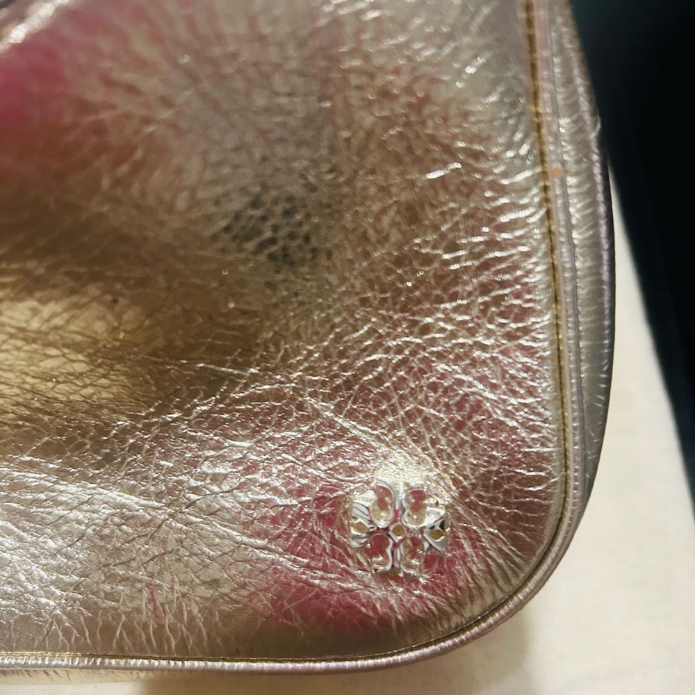Gold Tory Burch Women's Bag priced to sale! Authentic 💯. Like new W/O tags - Picture 3 of 4